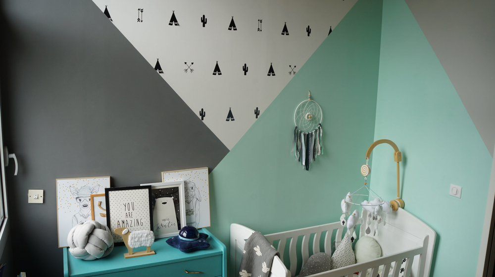 Chantier @comm_elo, chambre bébé peinture Zolpan dépolluante, Ondi Pur Velours, teintes Vert 137-5, Gris clair 174-1, Gris foncé 205-5