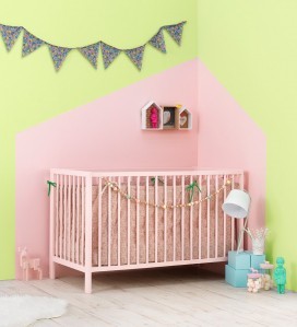 Berceau rose pour enfant qui illustre la peinture Zolpan collection Nuances Enfantines "les petits gourmands"