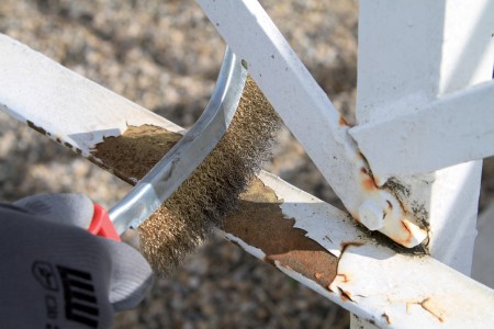 Comment enlever la peinture sur du métal pour rénover un ouvrage métallique ?