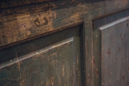 Porte en bois abimé, peinture bois ZOLPAN