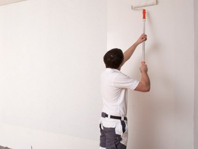 Pose de toile de verre sur des murs intérieurs