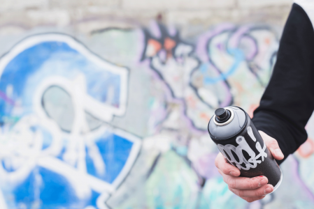 homme avec une bombe de peinture pour grafitti - Zolpan