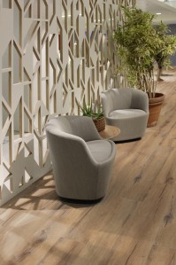 Sol PVC en lames effet bois naturel pour usage commercial qualité professionnelle