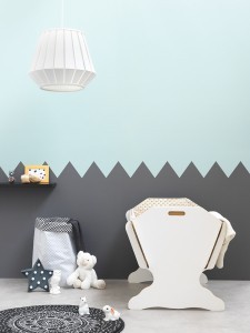 Berceau dans chambre enfant qui illustre la peinture Zolpan collection Nuances Enfantines "les petits cachotiers"