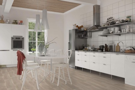 Cuisine blanche au charme naturel, plafond en bois et carrelage blanc