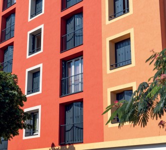 Chantier en peinture façade ZOLPAN à Villefrance sur Soane, façade colorée rouge orange