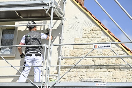 Réalisation d'un chantier d'Isolation Thermique par l'Extérieure avec le système Armaterm et une finition en pierre claire - ZOLPAN