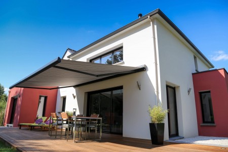 Peinture de façade d'une maison blanche avec des murs colorés rouge
