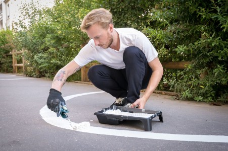 Application de le peinture sol Ultrasol Zolpan de qualité professionnelle pour le chantier de l'association Superposition par l'artiste street art Thomas Lateur, photo Lionel Rault