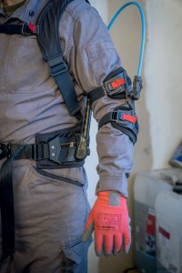 TMS, troubles musculosquelettiques des peintres : solutions d'exosquelettes en magasin de peinture Zolpan