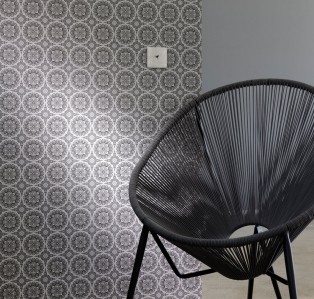 Papier peint gris motif mosaïque à retrouver en magasin de peinture Zolpan