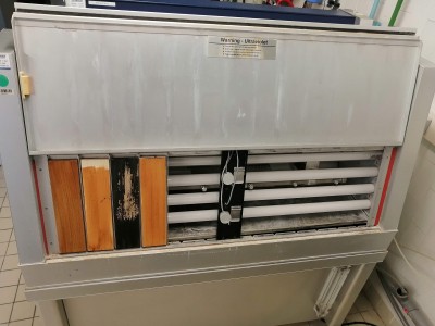 Enceinte de vieillissement QUV ouvertes avec des planches de bois lasurées avec des lasures solvantées traditionnelles et Satizol Performance