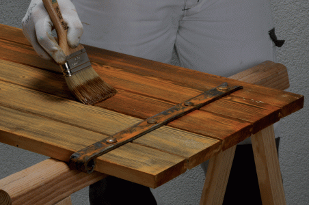 Application d'une lasure ou d'un vernis pour protéger et décorer le bois intérieur ou extérieur