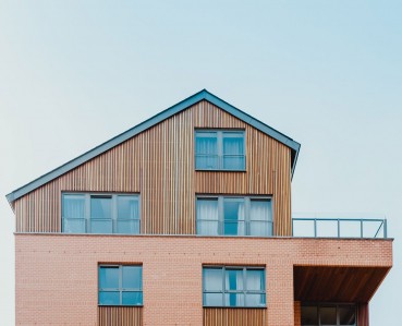 Façade en brique avec bardage en bois, protection et décoration du bois avec les lasures Zolpan