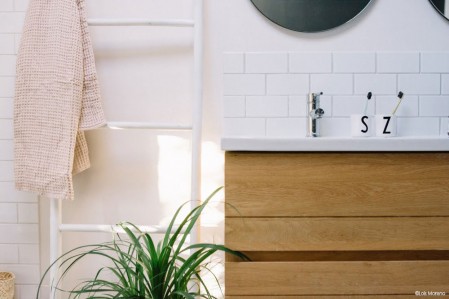 Intérieur tendance, salle de bain moderne blanche avec carrelage