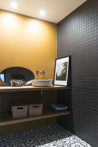 Salle de bain contemporaine jaune
