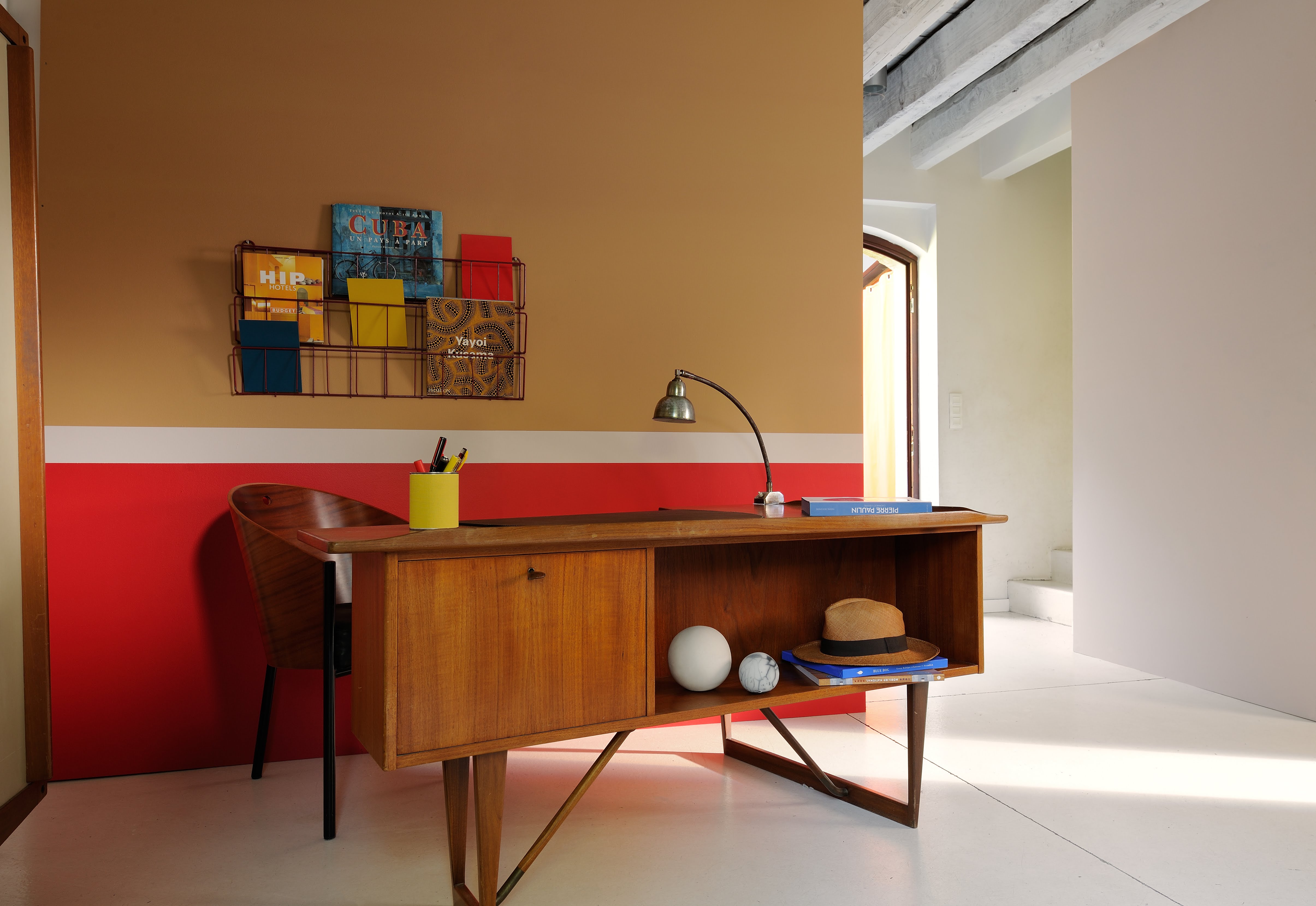 Bureau réalisé avec de la peinture intérieure dans les tons naturels pastels d'orange, gris et ocre