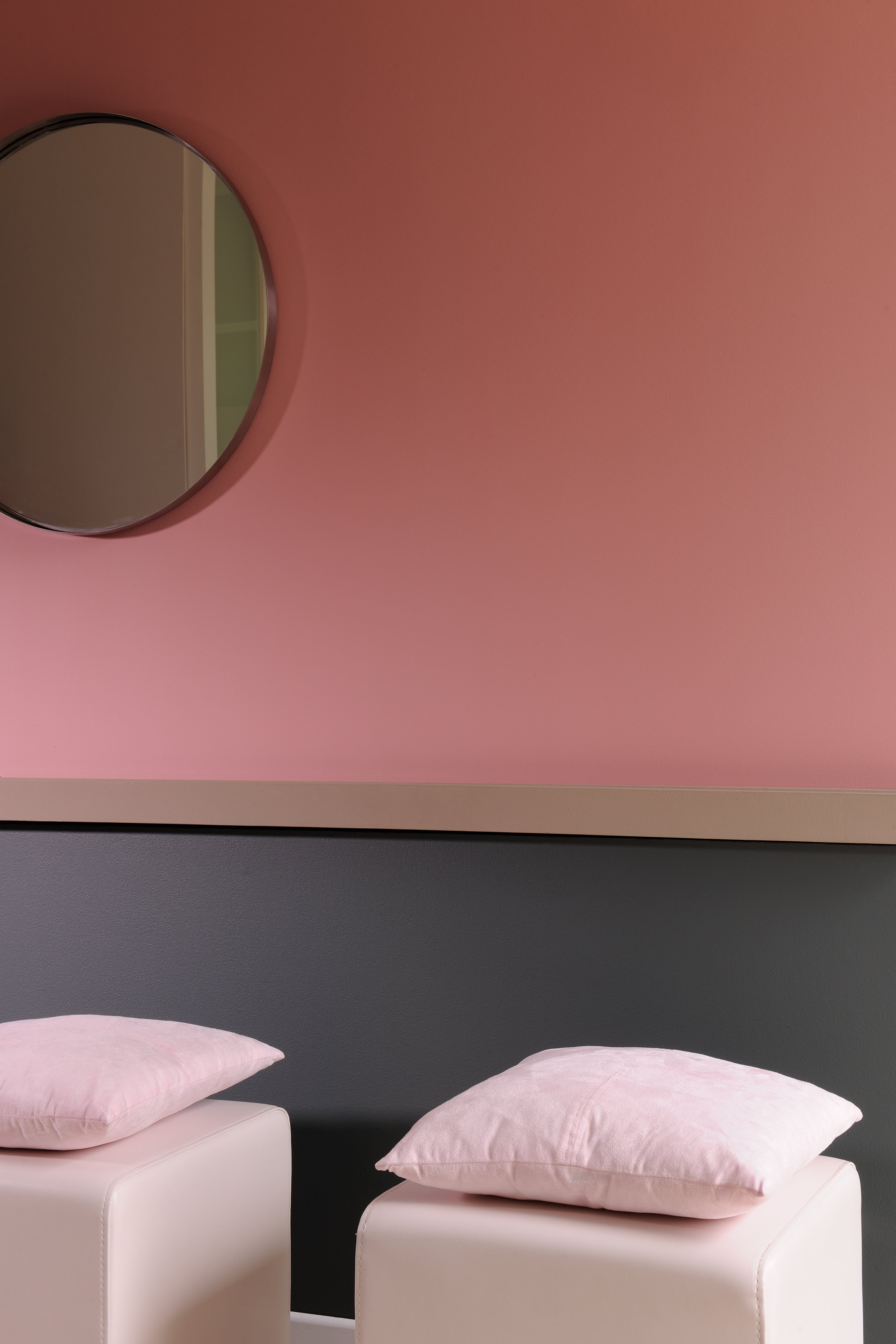 Chambre adulte réalisée avec de la peinture intérieure dans les tons naturels, de roses et de verts