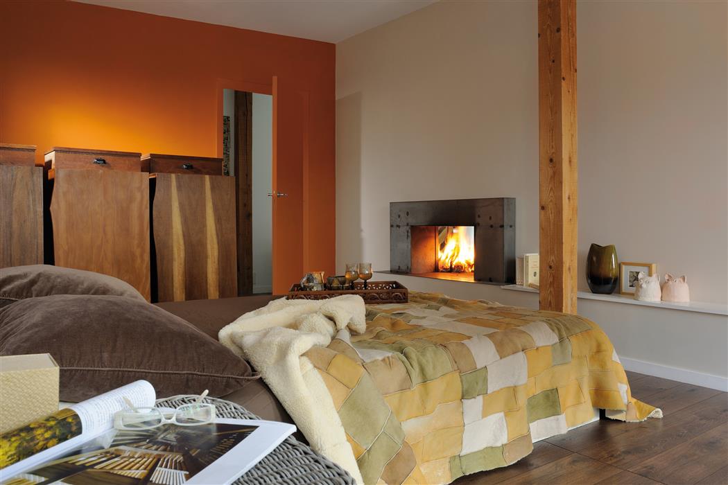 Chambre adulte réalisée avec de la peinture intérieure dans les tons pastels de couleur beige et orangé.