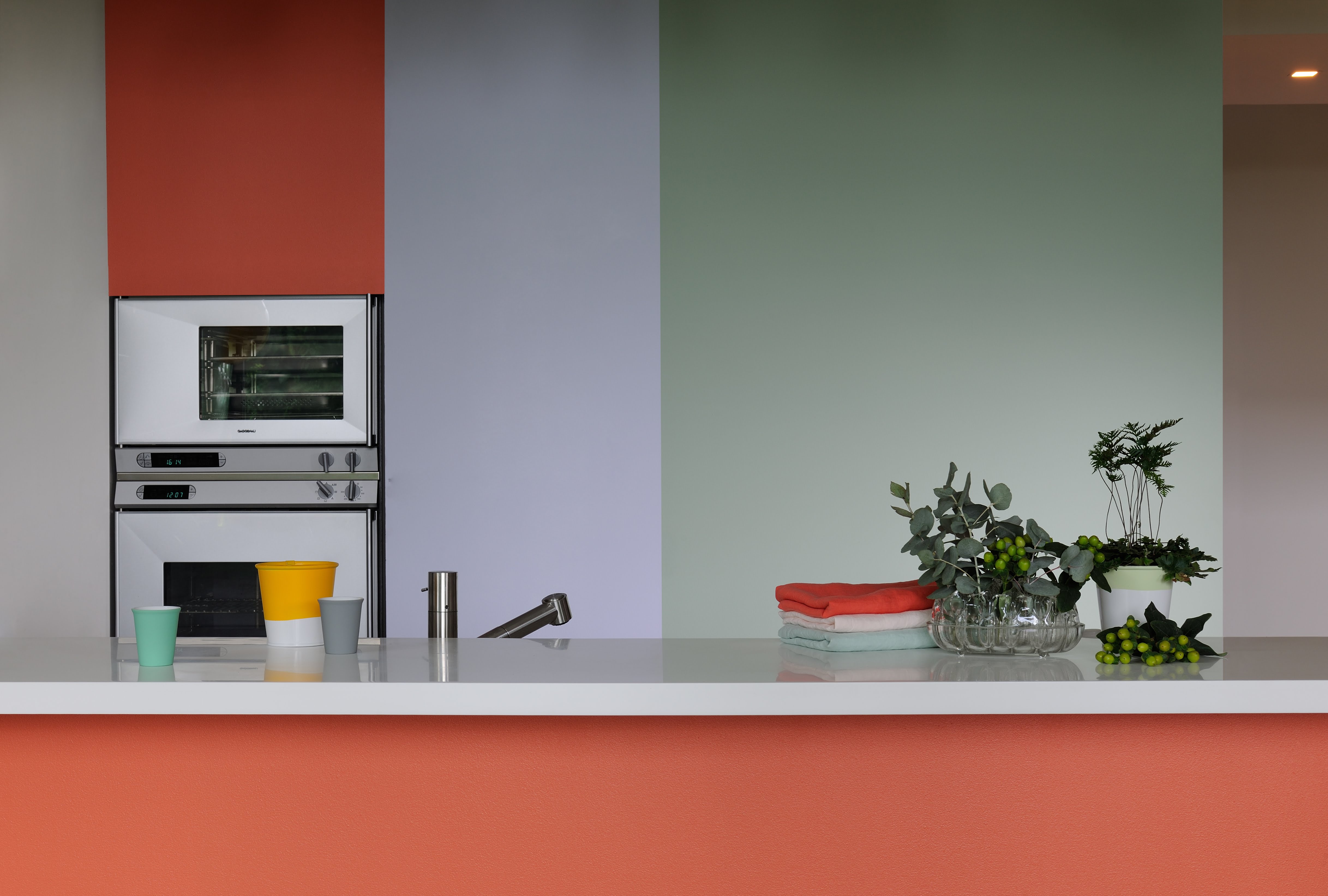 Cuisine réalisée avec de la peinture intérieure dans les tons d'orange, gris et vert
