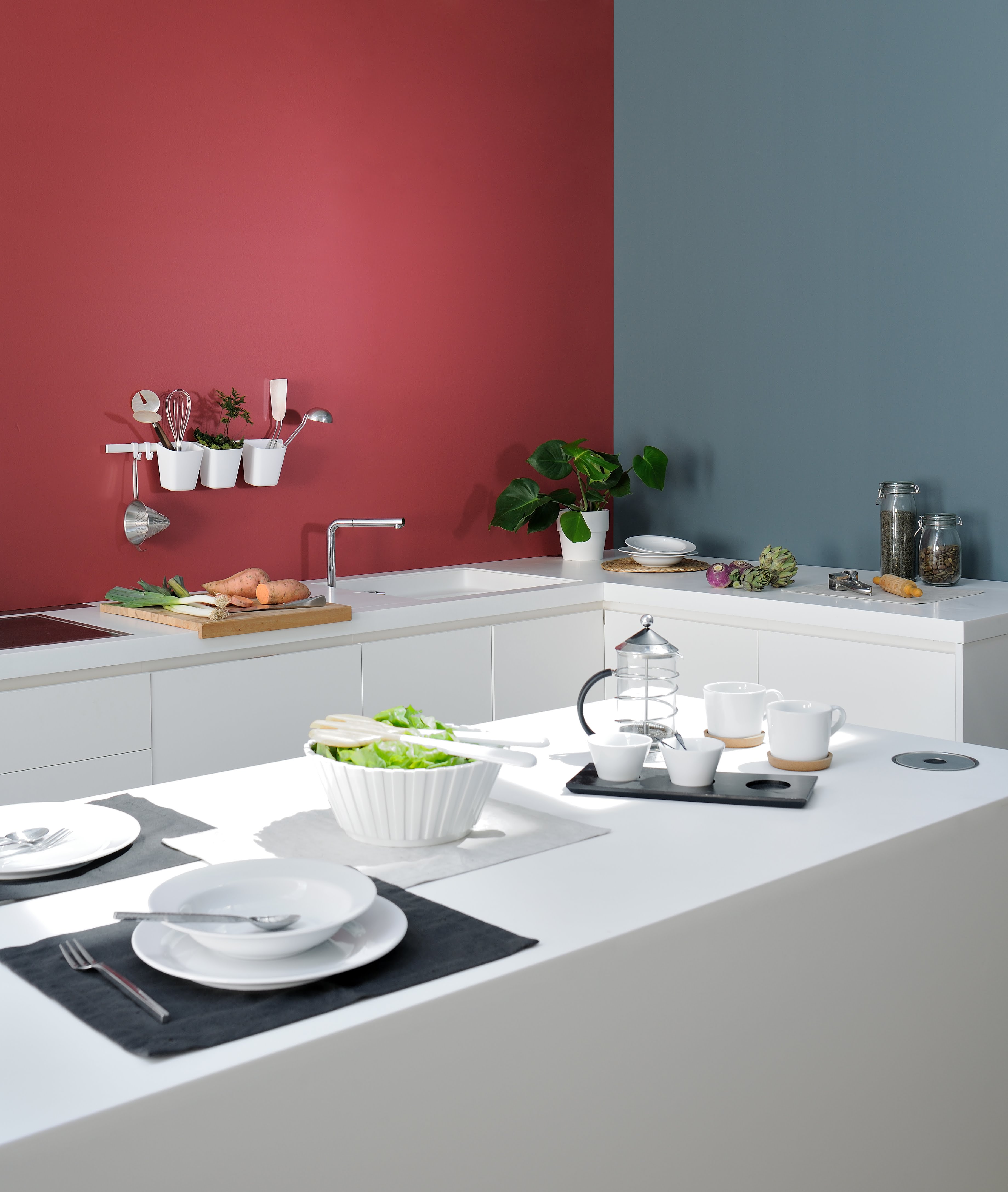 Cuisine réalisée avec de la peinture intérieure dans les tons de vert et rouge
