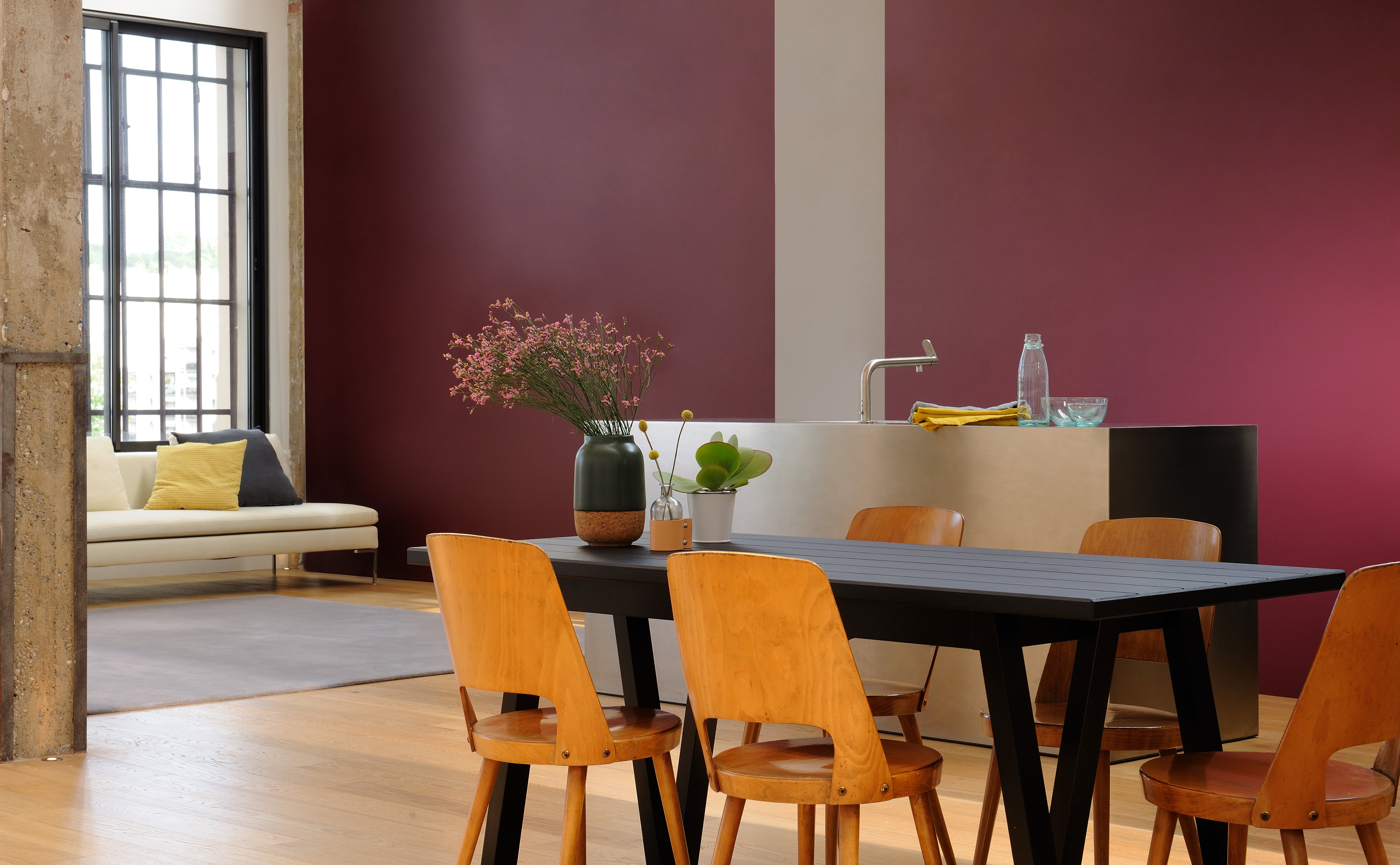 Salon et salle à manger réalisés avec de la peinture intérieure dans les tons de rouge, gris et beige